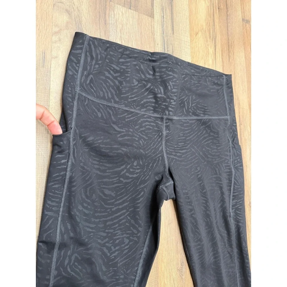 Athleta Ultimate Stash Pocket Embossed‎ Capri Leggings Black Zebra Print L